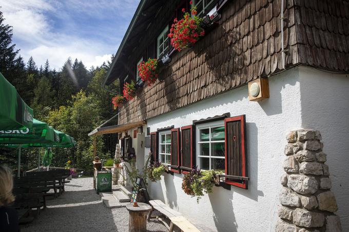 Mihov dom na Vršiču (1085 m) leži na kranjskogorski strani Ruske ceste nad Veliko Pišnico, na polovici poti od jezera Jasna do prelaza Vršič. | Foto: Bojan Puhek