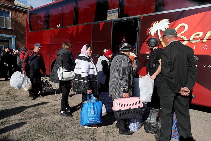 Ljudje bežijo.  | Foto: Reuters