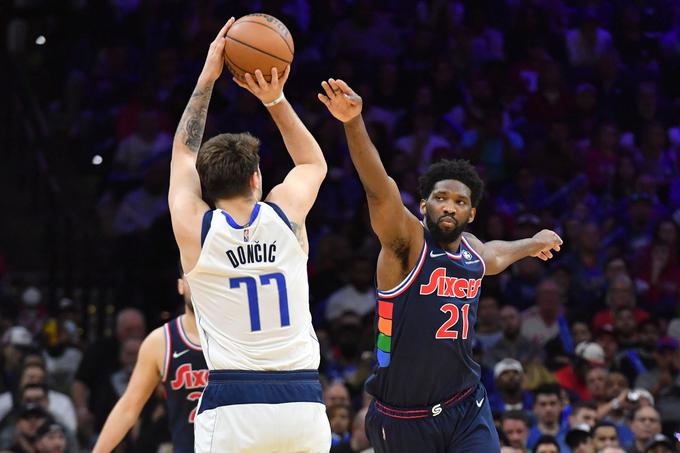 Joel Embiid je na sobotnem dvoboju zasenčil Luko Dončića. | Foto: Reuters