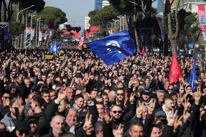 Na protestu je za varnost skrbelo okoli tisoč policistov, minil pa je relativno mirno – z izjemo skupine kakih desetih protestnikov, ki so proti poslopju vlade metali dimne bombe in petarde. | Foto: Reuters