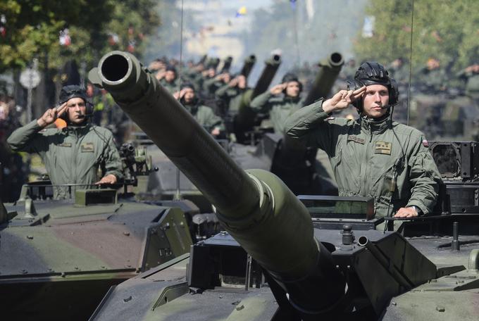 Poljska vojska ima nekaj več kot 216 tisoč vojakov, od tega jih je okoli 130 tisoč poklicnih. Ima še 35 tisoč pripadnikov teritorialne obrambe. Prejšnja poljska vlada je načrtovala, da bi morala na koncu poljska vojska šteti 300 tisoč vojakov. Zdajšnja vlada, pa tudi vojaški strokovnjaki so zadržani do teh zamisli, saj primanjkuje ljudi za vojaško osebje. Na fotografiji: poljski vojaški tanki ob dnevu poljske vojske 15. avgusta 2017. | Foto: Guliverimage