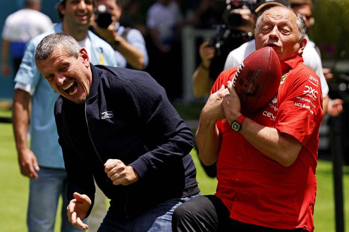 Frederic Vasseur Günther Steiner | Četrtek v Miamiju, ko na stadionu Hard Rock spoznavali ameriški nogomet. Takole sta se zabavala Günther Steiner in Fred Vasseur. | Foto Reuters