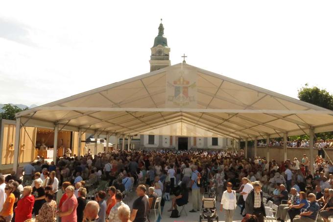 Na Brezjah se je ob prazniku zbralo veliko ljudi. | Foto: STA ,