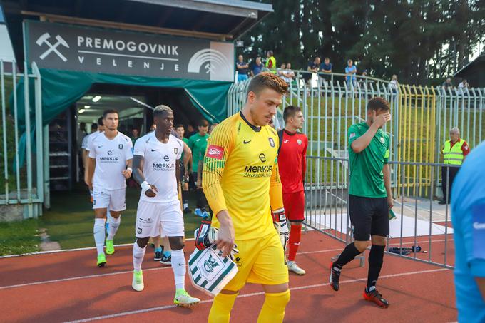 Stadion Ob jezeru podobno kot še devet prizorišč čaka na nadaljevanje prvoligaške sezone. | Foto: Jurij Vodušek/Sportida