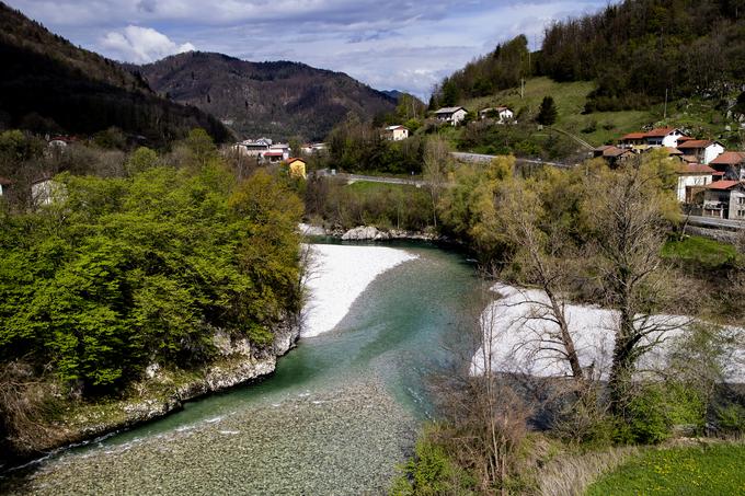 Prečkanje Idrijce na severnem pristopu Bohinjske proge postaji Most na Soči (posneto iz vlaka z najdaljšega mostu na Bohinjski progi). | Foto: Ana Kovač