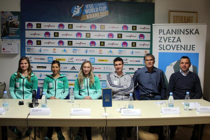 Na novinarski konferenci pred tekmo svetovnega pokala v športnem plezanju Kranj 2017 so se predstavili (od leve proti desni) Vita Lukan, Mina Markovič, Janja Garnbret, Gorazd Hren, Tomo Česen in Matej Planko.  | Foto: Manca Čujež