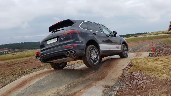 Športni terenec cayenne zmore veliko tudi izven asfaltnih cest, a tja ga lastniki zapeljejo redko. | Foto: Gregor Pavšič