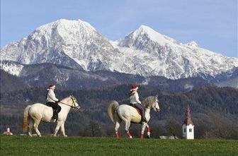 Bosonogi gredo že tretjič na Triglav (video)