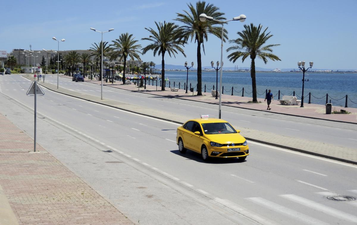 Tunis | Gospodarske posledice pandemije bolezni covid-19 so zelo udarile magrebske države, najbolj Tunizijo. Ta je zelo odvisna od turizma, panoge, ki je zelo izpostavljena pandemiji. Na fotografiji je glavno mesto Tunis. | Foto Guliverimage