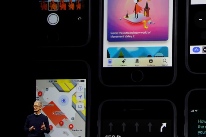 Pomembnih dodelav sta bila med drugim deležna vmesnik za hitre nastavitve Control Center in nabiralnik obvestil Notifications Center, ki se bo v prenovljeni različici zlil z zaklenjenim zaslonom. Na fotografiji nove funkcije iOS predstavlja direktor Appla Tim Cook (levo spodaj). | Foto: Reuters