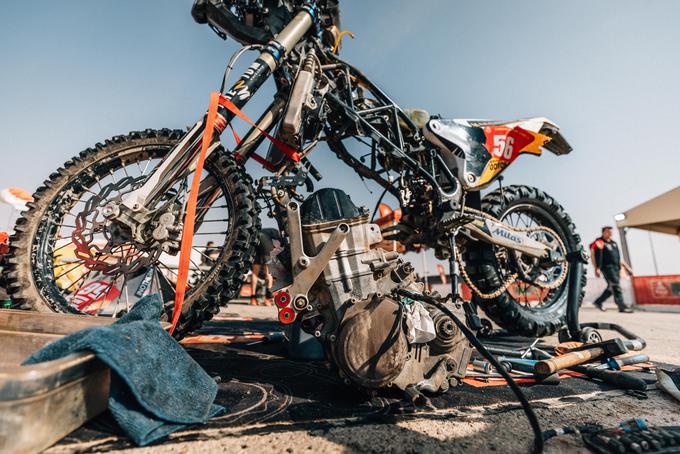 Motor je moral povsem razstaviti, da je namestil nov agregat. | Foto: Denis Janežič