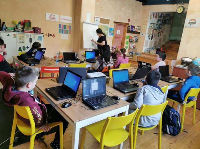 Otroci in mladostniki iz socialno ogroženih družin so se med poletjem udeležili delavnic na temo digitalnega opismenjevanja. | Foto: 