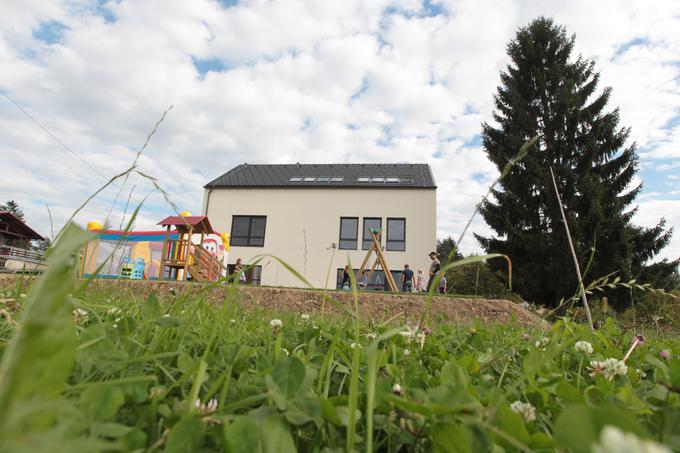 "Otroci se počutijo pripadni šoli. Prav tako zjutraj pridejo pripravljeni na delo," pravi ravnateljica IES Ljubljana International School, v kateri uporabljajo tudi uniforme, Katharine Knott. | Foto: IES Ljubljana International School