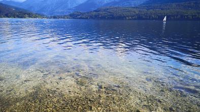 Po Bohinjskem jezeru se je vozil kar z vodnim skuterjem