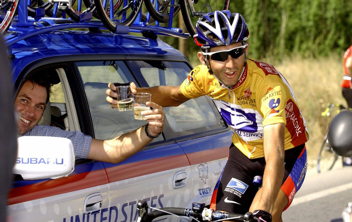 Roberto Heras Vuelta 2003 BRUYNEEL | Nekdanji španski kolesar Roberto Heras je rekorder po številu skupnih zmag na Dirki po Španiji. Osvojil je štiri Vuelte, zadnjo v sumljivih okoliščinah. Na fotografiji: na Vuelti leta 2003 nazdravlja s športnim direktorjem ekipe US Postal Johanom Bruneelom. | Foto Guliverimage