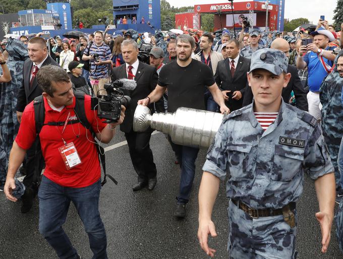 Aleksander Ovečkin je Stanleyjev pokal na ogled postavil julija med svetovnim nogometnim prvenstvom v Rusiji. | Foto: Reuters