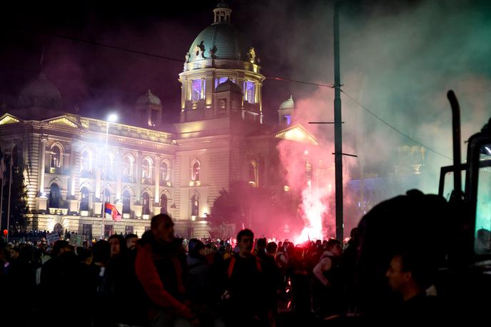 Protesti Beograd 15.03 | Protestniki so vzklikali proti Vučiću in vpili na specialce, ki varujejo šotorišče podpornikov Vučića. | Foto Ana Kovač