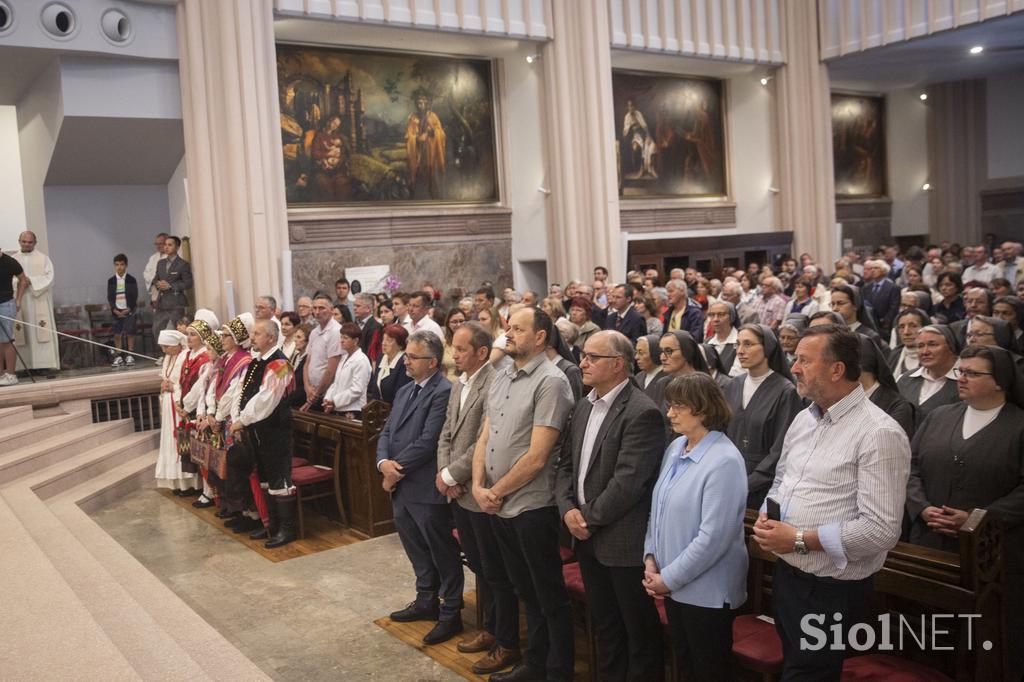 Maša ob 100-letnici cerkve Marije Pomočnice na Rakovniku z mašo, ki jo je vodil kardinal Angel F. Artime. Cerkev