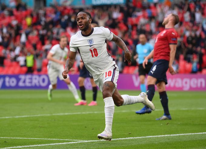 Raheem Sterling je v 12. minuti ušel pozornosti češke obrambe. | Foto: Reuters