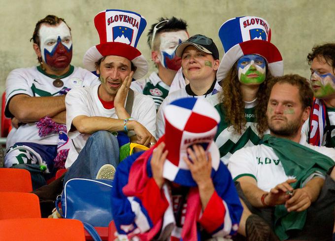 Tako so slovenski navijači leta 2010 na tribunah v Port Elizabethu objokovali dramatičen izpad Slovenije.  | Foto: Vid Ponikvar