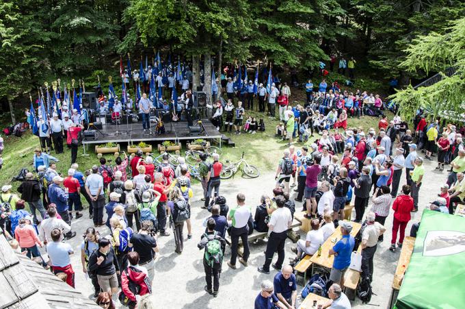 Za uvod v osrednjo prireditev 35. Dneva slovenskih planinskih doživetij je zazvenela planinska himna Oj, Triglav, moj dom, vseslovenski planinski praznik pa so počastili praporščaki 50 planinskih društev.  | Foto: Matjaž Šerkezi/PZS