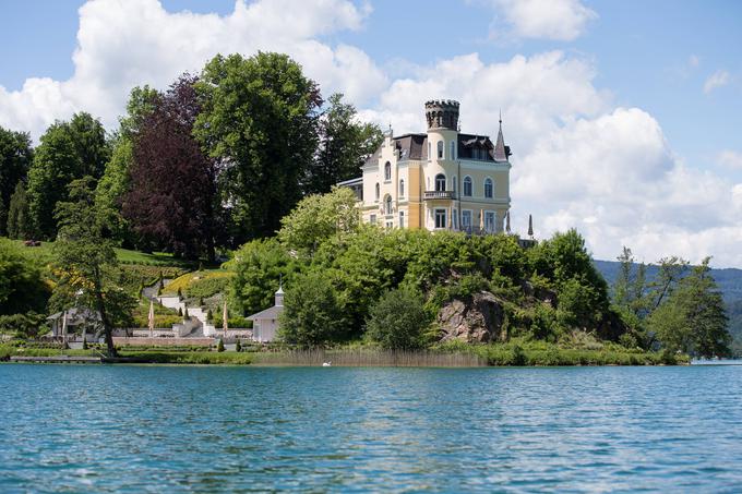 Južna slovanščina ima v bistvu samo eno pomembno jezikovno inovacijo, ki je izključno južnoslovanska (torej ni segla na območje zahodne in vzhodne slovanščine) in ki je popolnoma zajela vso južno slovanščino: to je sovpad glasov i in y (zadnji glas je nastal iz praslovanskega dolgega u). V praslovanščini se je na primer ribi reklo ruba. Iz te besede je v pozni praslovanščini nastala beseda ryba, v južnoslovanskih jezikih pa nato riba. Zato imamo Slovenci priimke, kot sta Ribnikar ali Ribič, Čehi pa priimek Rybař. Na slovenskem narodnem ozemlju je tudi veliko krajev z imenom Ribnica (na fotografiji je Ribnica ob Vrbskem jezeru na avstrijskem Koroškem, po nemško Reifnitz), na Poljskem pa Rybnica. Podobno je glede Slovenske Bistrice ter češke Bystřice ali slovaške Banske Bystrice. Praslovansko je bila Bistrica Bustirika/Bustrika. | Foto: Guliverimage/Vladimir Fedorenko