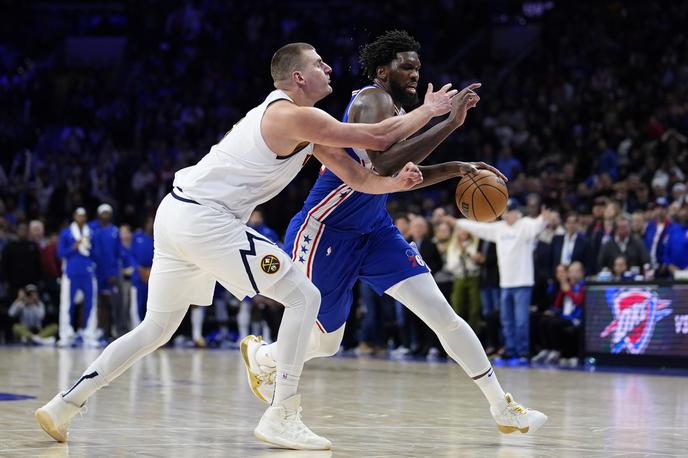 Joel Embiid Nikola Jokić | Joel Embiid se je veselil zmage nad Nikolo Jokićem. | Foto Guliverimage