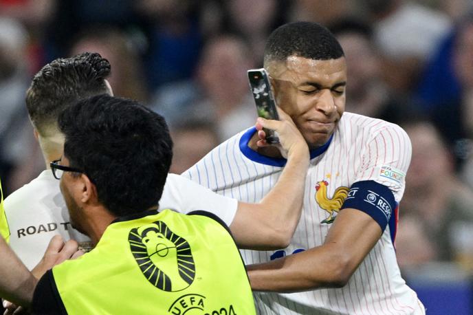 Kylian Mbappe | Kylian Mbappe se je odločil, da polfinalno tekmo med Francijo in Španijo odigra brez zaščitne maske, ki ga je močno ovirala med igro.  | Foto Reuters