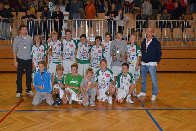 Zlati spomini: Lojze Šiško (prvi z desne), Luka Dončić (tretji z desne v zgodnji vrsti). | Foto: Srečo Bester - osebni arhiv