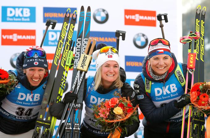 Stopničke so zasedle Susan Dunklee, Marte Olsbu Roeiseland in Lucie Charvatova.  | Foto: Reuters