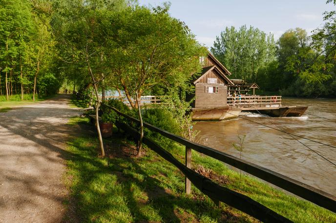 reka Mura | Dijaka ljutomerske gimnazije sta ugotovila, da je tudi bližnja reka Mura znatno onesnažena z mikroplastiko. | Foto STA