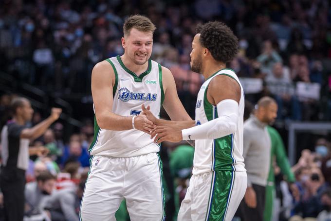 Luka Dončić in Jalen Brunson, ki je po vrnitvi Kristapsa Porzingisa izpadel iz začetne peterke, sodelujeta vedno bolje.  | Foto: Reuters