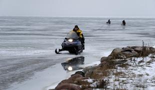 Kanada: z motornimi sanmi na zaledenelo jezero, en mrtev, več pogrešanih #video