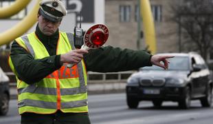 Zaradi iztegnjenega sredinca bo moral plačati pet tisoč evrov