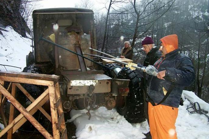 Lia, radioaktivni incident | Radioaktivna predmeta, ki so ju 2. decembra 2001 našli gruzijski drvarji, so specialisti za radioaktivno sevanje iz divjine odstranili dva meseca pozneje. | Foto IAEA