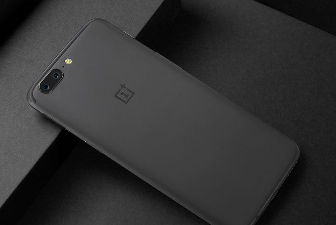 OnePlus 5 v različici s 64 gigabajti prostora za shranjevanje podatkov stane 499 evrov, poganja pa ga eden najboljših mobilnih čipov (Snapdragon 835), ima šest gigabajtov delovnega pomnilnika (več je bolje) in dvojni fotoaparat.  | Foto: 