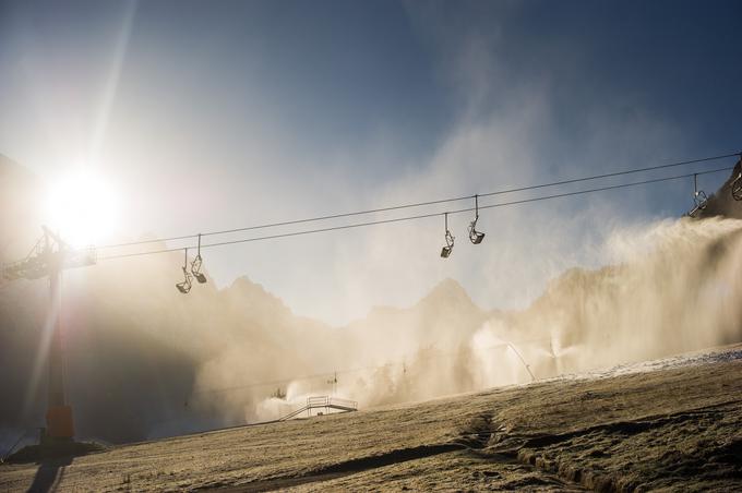 Kranjska gora ima dva zasneževalna sistema. Enega blizu mesta in drugega v Podkorenu. Imajo približno 50 snežnih topov in sto snežnih žiraf. | Foto: Klemen Korenjak