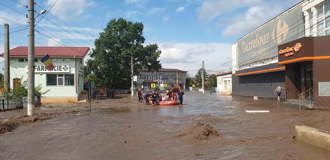 Reševalci so iz domov rešili več deset ljudi.  | Foto: Reuters