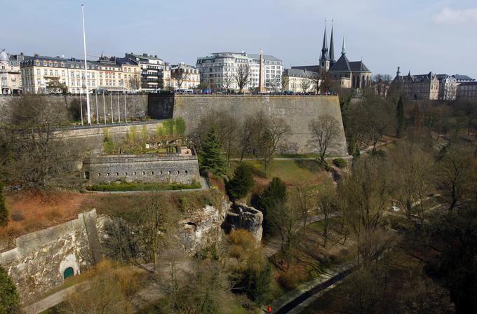 V Luksemburgu so tudi številne institucije v EU (na primer nekateri oddelki Evropske komisije), saj istoimenska prestolnica Luksemburg poleg Bruslja in Strasbourga velja za tretjo prestolnico EU. V Luksemburgu ima med drugim sedež tudi Evropska investicijska banka (EIB). | Foto: Reuters