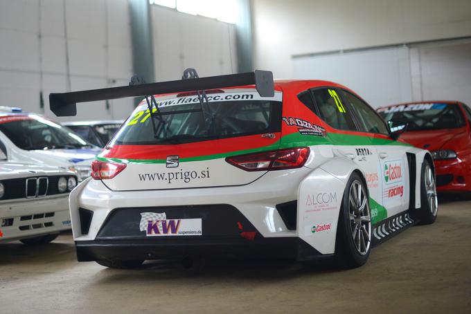 V eni izmed hal zapuščene vojašnice na Vrhniki zdaj domujejo avtomobilski dirkalniki. Ta pokalni seat leon prihaja iz ekipe Lema Racing, na dirki evropskega prvenstva ETCC pa ga je vozil domačin Boštjan Avbelj. | Foto: Gregor Pavšič