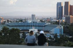 Igralci baseballa pripravljeni igrati pred praznimi tribunami