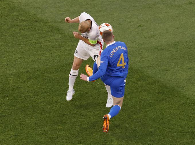 "Akcija", v kateri jo je skupil Sebastian Rode. | Foto: Reuters