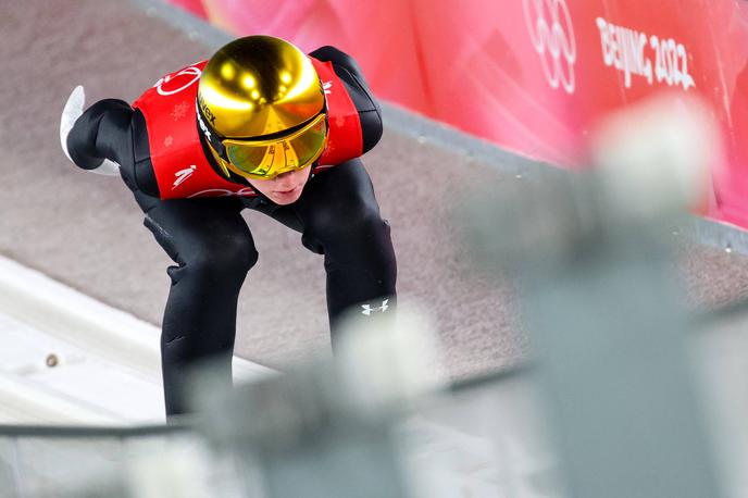 Cene Prevc | Peter Prevc je na srednji skakalnici za le pol točke izgubil bronasto medaljo. Nagrado je dobil na tekmi mešanih ekip, na kateri si je okoli vratu nadel zlato medaljo. Dobre skoke bo poskušal prenesti na veliko napravo. | Foto Guliverimage