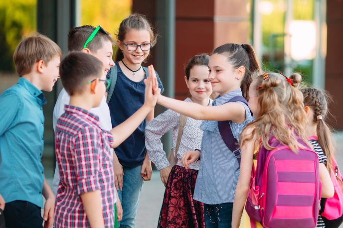 sošolci, učenci, prijatelji, prijateljstvo, šola, učenje | Letošnje poletne počitnice so še v polnem teku, a šolarji in dijaki (ter njihovi starši) si lahko že zdaj ogledajo koledar za prihodnje šolsko leto. | Foto Shutterstock