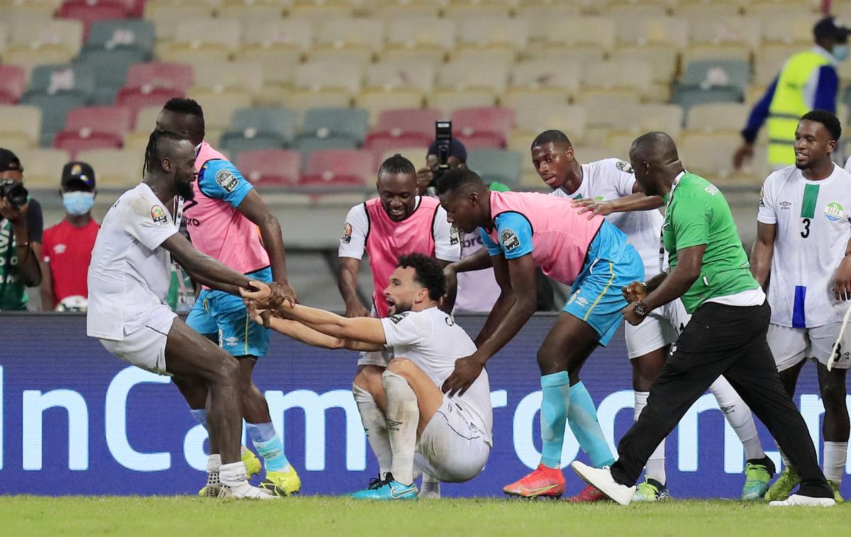 Alhaji Kamara | Alhaji Kamara je v sodnikovem podaljšku po hudi napaki vratarja Slonokoščene obale izenačil na 2:2. | Foto Reuters