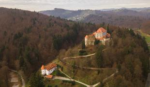 Dolenjska graščina na prodaj za 800 tisočakov #foto #video