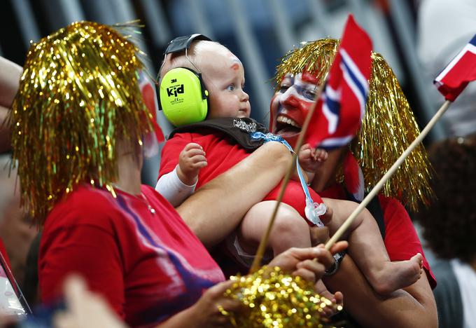 V vsaj dveh primerih so na Norveškem otroka odvzeli zaradi očitkov, da ima mati z njim premalo očesnega stika. | Foto: Reuters