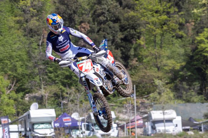 Prvak MX2 Kay de Wolf prihaja v MXGP. In očitno bo tudi v močnejšem razredu zelo konkurenčen. Na nedeljski dirki nizozemskega prvenstva je v prvi vožnji premagal Jeffreyja Herlingsa. V drugi je zadnji vendarle zmagal. | Foto: Guliverimage