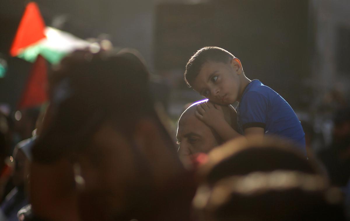 Gaza | Izraelska lovska letala so v odgovor na zažigalne balone napadla vojaške objekte skrajnega palestinskega gibanja Hamas, ki nadzira območje Gaze. | Foto Reuters