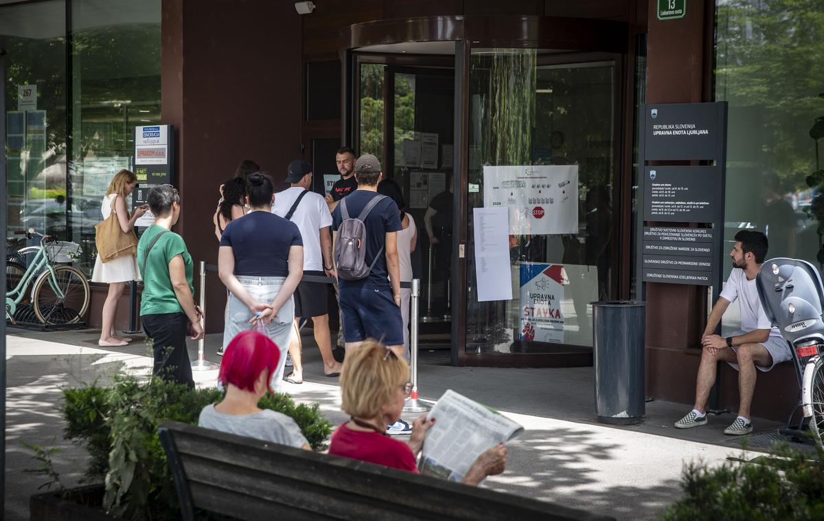 Čakalna vrste pred UE Ljubljana, Linhartova ulica. Upravna enota Ljubljana Linhartova Ulica | Ministrstvo za javno upravo je te dni sporočilo, da se število upravnih enot, ki stavkajo, vztrajno zmanjšuje, in v resnici se tudi množice čakajočih redčijo. | Foto Bojan Puhek